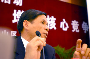 美國網(wǎng)訊（Webex）公司與聞堰鎮(zhèn)簽約杭州網(wǎng)訊硅谷科技園關(guān)聯(lián)項目注冊資金4100萬美元。該公司總裁朱敏結(jié)合國外先進經(jīng)驗與創(chuàng)業(yè)經(jīng)歷，向蕭山民企闡述傳統(tǒng)產(chǎn)業(yè)提升發(fā)展之路。
